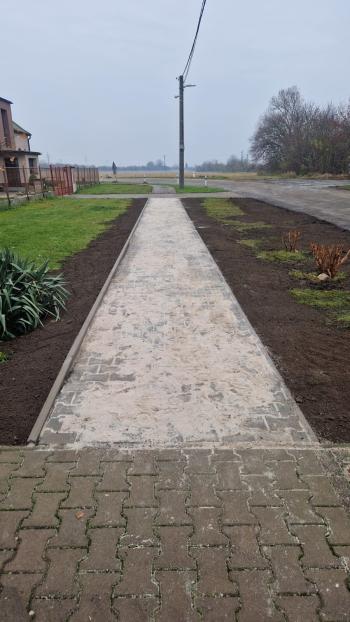 chodník Dobřenice